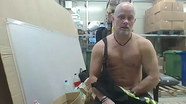 boomerhun (Ask my age) - show ass at work