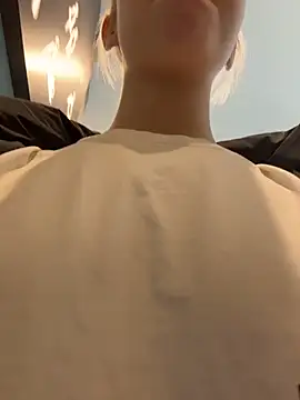 ashleymur (F teen) - play with nipple piercing