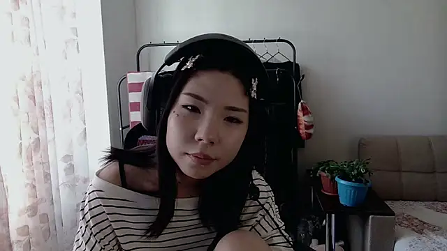 aprilonilll (F teen) - Tease with my top