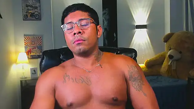 leonhdz - LEONHDZ's free webcam - UK Sex Cams