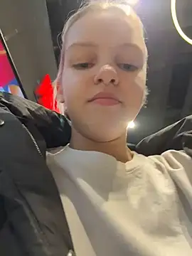 ashleymur (F teen) - play with nipple piercing