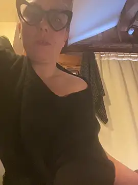 Webcam Model (Reine_du_Vice84) is live