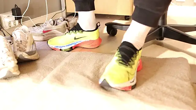 sneakermaster_ - SneakerMaster_'s free webcam - UK Sex Cams