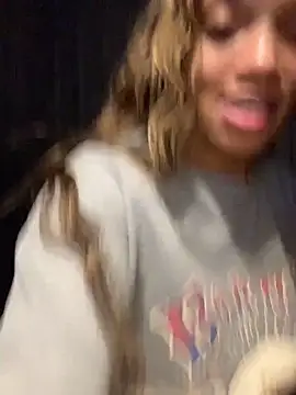 Webcam Model (Rakiyahcharms)  is live.Free join now!