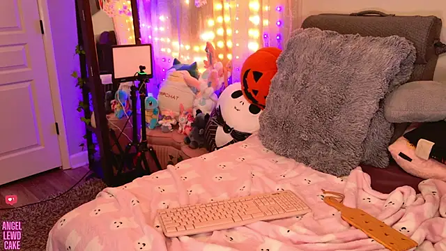 Angel-Lewd-Cake Live Webcam on Stripchat