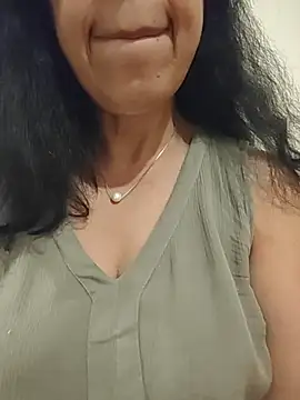 Webcam Model (NakedMILFx)  is live.Free join now!