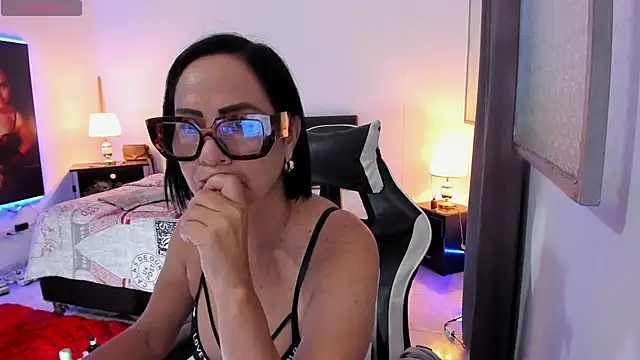 Webcam Model (EmperatrizMilf)  is live.Free join now!