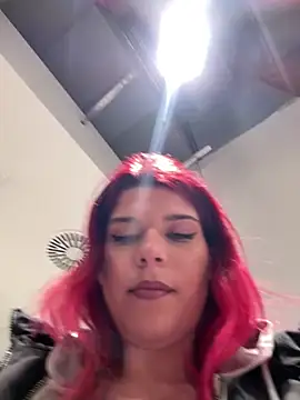 Webcam Model (RiriRoseey) is live