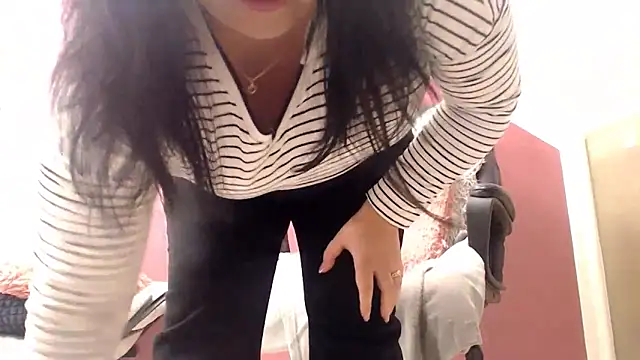 wetandnaughtyxx - Wetandnaughtyxx's free webcam - UK Sex Cams