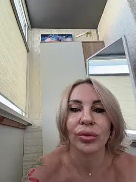 hotnessi (F milf) - Play with anal toys