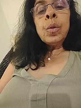 Webcam Model (NakedMILFx)  is live.Free join now!