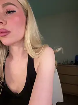 Webcam Model (xDinnax) is live