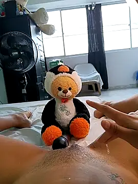 Webcam Model (Karii-R)  is live.Free join now!