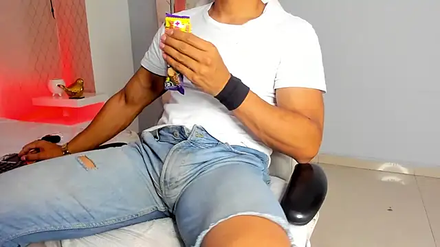 lucii_fer_ (M young) - T-shirt out and flex biceps