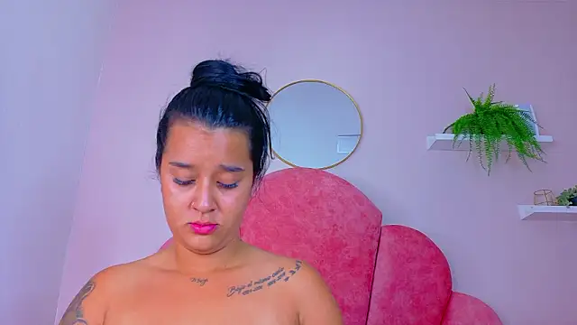 chloeemiller__ - ChloeeMiller__'s free webcam - UK Sex Cams