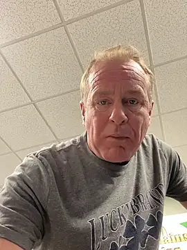 hintly (M mature) - Show ass in bathroom