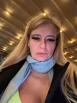 Webcam Model (Betsy) is live