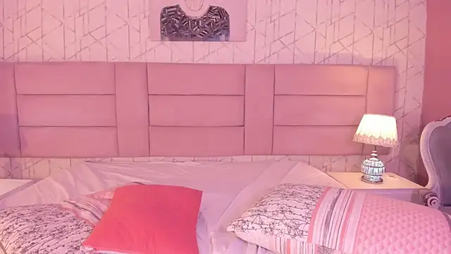 bellaswwan - BellaSwwan's free webcam - UK Sex Cams