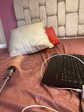 Webcam Model (PrettyHamaica)  is live.Free join now!