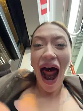 citylynx (F young) - Roll top and boounce and rub naked tits