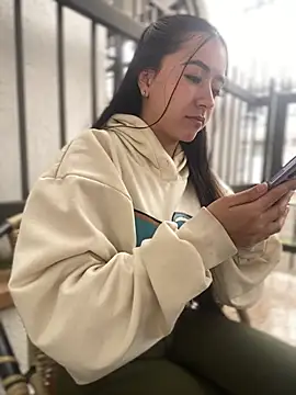 AuroraJohns_Pink webcam