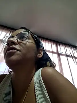 Webcam Model (Sofythom1)  is live.Free join now!