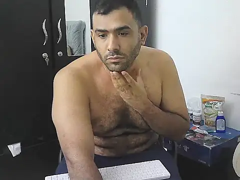 alphalatinobear - AlphaLatinoBear's free webcam - UK Sex Cams