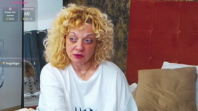 LittleCurlyGirl webcam