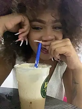 riri_brunnete - Riri_brunnete's free webcam