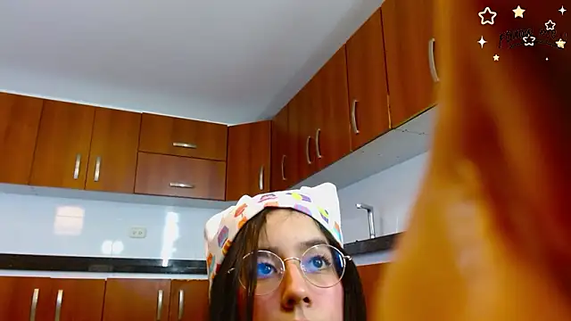 laraa_jeean (F young) - 4 fingers in the pussy