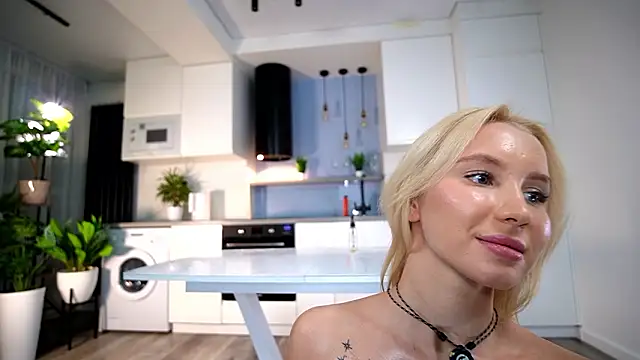 likamatthews (F teen) - butt plug