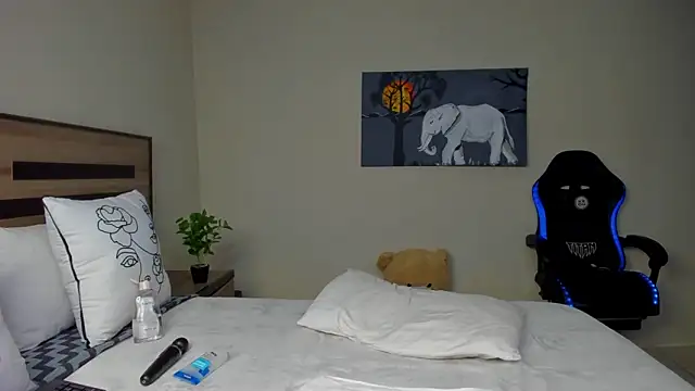 renee-18 - Renee-18's free webcam