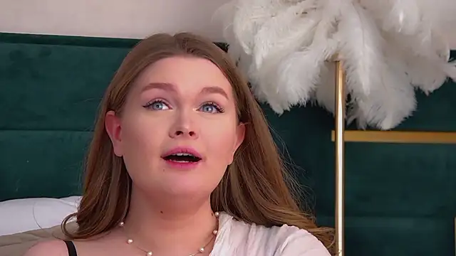 crystallyons - CrystalLyons's free webcam