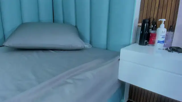 nicolle_boobies - Nicolle_boobies's free webcam - UK Sex Cams