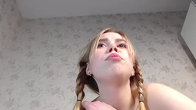 sofiaa_here (F teen) - 2 fingers in the ass