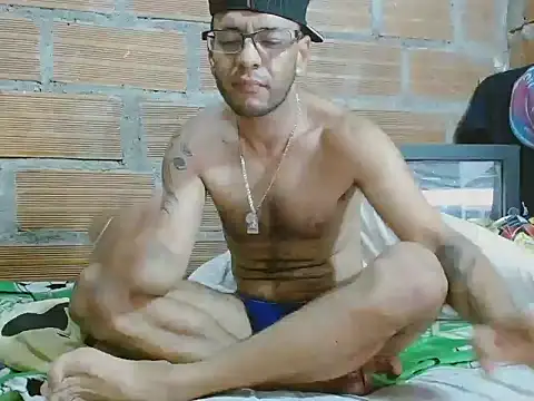 alphamaster_92 - Alphamaster_92's free webcam - UK Sex Cams