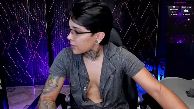 zhoestrong - ZhoeStrong's free webcam - UK Sex Cams