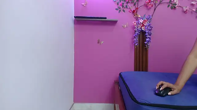 skinnybarbie022 - Skinnybarbie022's free webcam