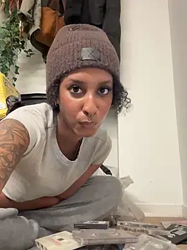 Webcam Model (Your_Paris) is live