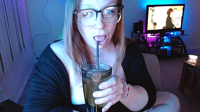 xxms_starzxx (F milf) - Topless for Rest of Broadcast