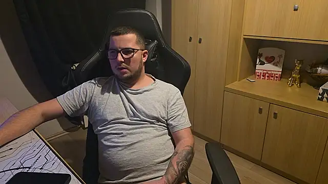 kevinnlovelly - Kevinnlovelly's free webcam - UK Sex Cams