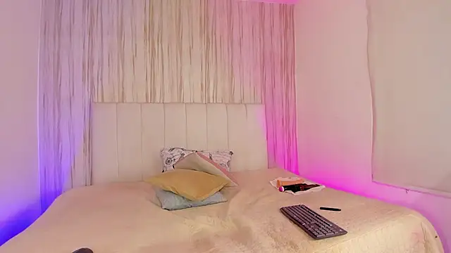 EdnaJara Live Webcam on Stripchat