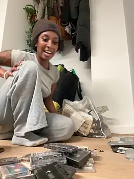 Webcam Model (Your_Paris)  is live.Free join now!