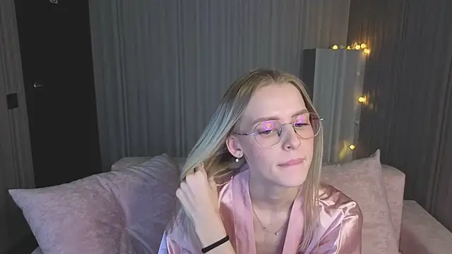 kittie_like18 - Kittie_like18's free webcam