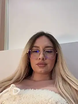 Webcam Model (mollyxxx)  is live.Free join now!