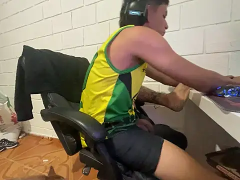 max_thehorsedick - Max_TheHorseDick's free webcam