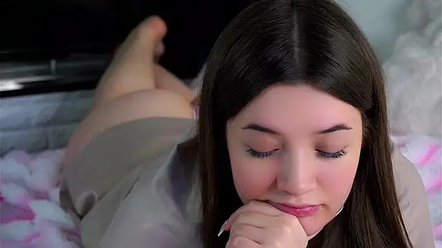 lowoncoming (F young) - closeup queen gaze