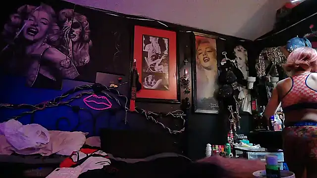 splash_queen420 (Ask my age) - change into something sexier