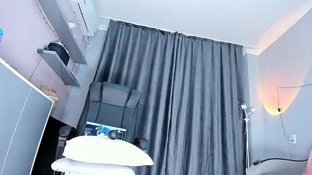 emy_lovee - Emy_lovee's free webcam