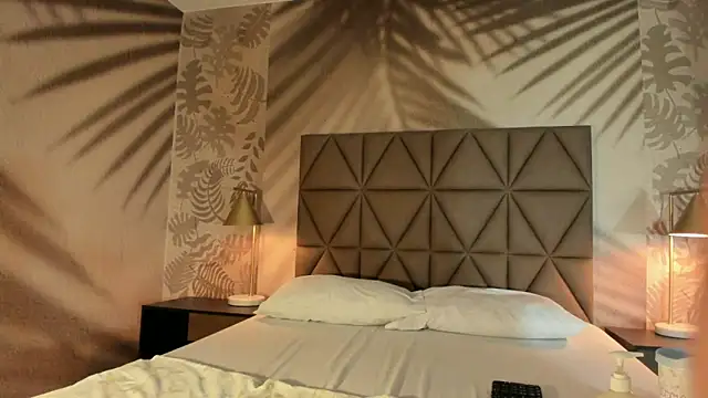 annedixie (F young) - hello <3